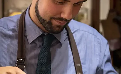 Florentine artisan crafting jewelry in his Florence workshop visit the artisans - Artisans Florence Jewelry 500x306 - Visit the Artisans