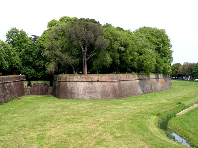 Lucca florence private and small groups tours - lucca 768x576 - Florence Private and Small Groups Tours